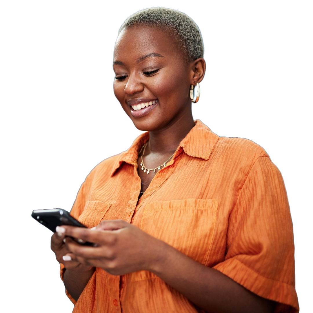 MULHER NEGRA COM CAMISETA LARANJA MEXENDO NO CELULAR